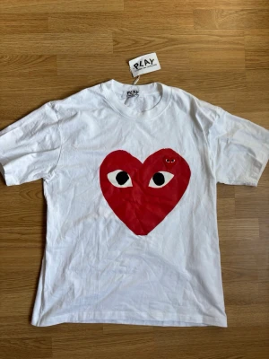 Vit comme des garcons Tshirt  - Vit comme des garcons tshirt med tryck, väldigt fet! Storlek L. Modellen är 174,73 kg och den sitter fint. Bara att fråga vid funderingar, vid köp av bundle blir de rabatt!