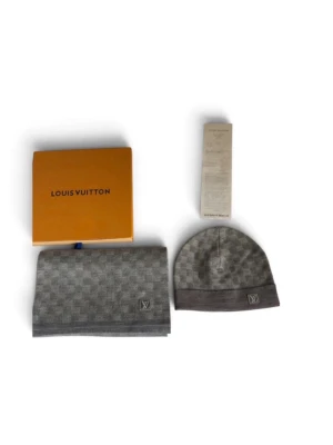 Louis Vuitton mössa & halsduk (ÄKTA) - Hej, säljer detta Louis Vuitton mössa & halsduk set till en billig peng då jag behöver pengar akut. Annonsen raderas inom 5 timmar passa på att köpa. Lös stitch på mösstagen annars nytt skick.