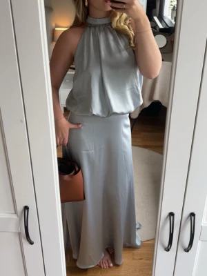 Blå långklänning  - Jättefin långklänning från gina tricot! Den är ljusblå och i ett silkesliknande material🥰🥰