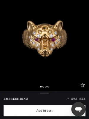 Maria Nilsdotter ring - Säljer nu denna jättefina guld ringen från Maria Nilsdotter. Säljer på grund av att den inte längre kommer till användning. Ringen är 17 mm, och skulle vilja ha en snabb affär så spriset går att dikutera vid snabb affär. Hör gärna av er om flera frågor😇