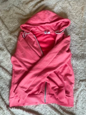 chockrosa zipup hoodie - En chockrosa zip up hoodie ifrån divided, h&m. Varan är i bra skick! Det står storlek L, men den passar som en S ungefär. Kan skicka bilder vid intresse. 