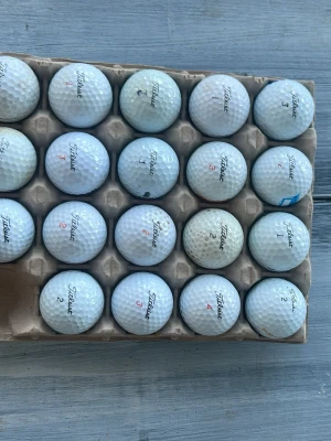 Golfbollar Titleist  - Säljer 19 blandade golfbollar från Titleist, Perfekt för dig som vill fylla på golfväskan med fler bollar.