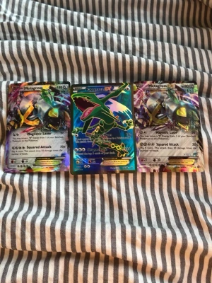 Pokémonkort Rayquaza & Metagross EX - Tre Pokémonkort säljes: två Metagross EX en från 2016 och en från 2014 och en Rayquaza EX. Korten har holografisk finish och färgstarka illustrationer. Perfekt för samlare eller dig som vill boosta din lek med coola och kraftfulla kort.
