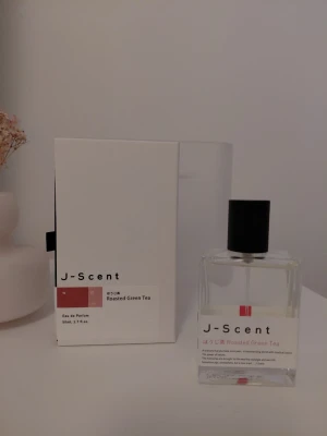 J-Scent Roasted Green Tea  - Top Notes: Coconut, Peanut, Laver Heart Notes: Jasmine, Mint,Winter Green Base Notes: Iris, Cedarwood, Vanilla,Clover