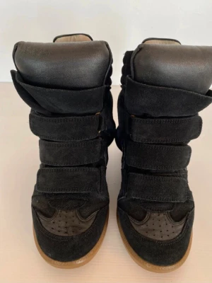 Isabel Marant skor  - Isabel Marant skor i storlek 35 men passar 36 också. Sulan underifrån är 22,5cm🌸  Skorna är i bra skick och äkta. 