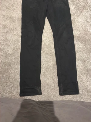 Svarta slim fit jeans - Säljer ett par svarta slim fit jeans. Måtten är 27/30 och säljs då de inte används 