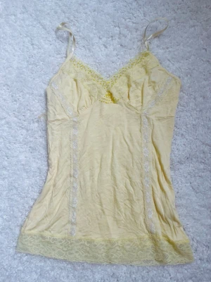 Babydoll lace topp - Säljer denna vintage topp eftersom jag vuxit ur den 💔 Står ingen storlek men sitter som xs-s