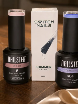 Nagellackspaket med shimmer top coat - Säljer ett paket med två Nailster color coat nagellack i nyanserna ljusrosa (38) och blå lila (464), samt ett Switch Nails Shimmer Top Coat som ger en glittrig finish. Top coaten är vegansk och cruelty free. Perfekt för dig som vill ha snygga och hållbara naglar.
