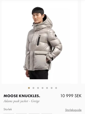 moose knuckles jacka - Säljer åt min vän!! Äkta moose knuckles jacka i strl S (med digitalt kvitto, fråga för bild). I nytt skick, köptes från johnells i februari 2026!! Fråga kring funderingar eller bilder osv!✨✨ se sista bilden för mer specifikationer!!