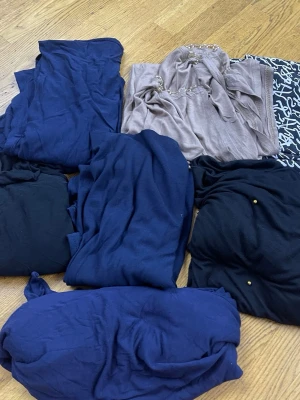 Mix av sjalar i olika färger - Säljer ett paket med flera sjalar i olika färger och material. Färgerna är bland annat marinblå, svart, beige med pärldetaljer och en svartvit mönstrad. Perfekt för dig som vill variera din stil och matcha med olika outfits.100kr styck eller kan räcka ett paketpris 