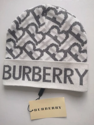  Burberry mössa beanie - helt ny med lappen kvar, passar storlek S! mått 22.5x23 cm