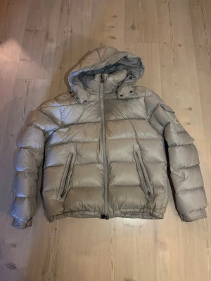Ljusgrå moncler maya - Säljer min ljusgrå moncler Maya då jag är sugen på något nytt till vintern. Den är använd en vinter lite smutsig som går att tvätta bort. Men den är inte sönder eller nåt sånt annars. Den är storlek 2 som är ungefär som S/M i storlek. Priset kan diskuteras vid snabb affär 