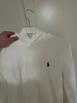 Ralph lauren hoodie oanvänd  - Tja! Har inte använts då den är för liten 