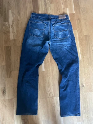 Us. Polo assn jeans med fet fade - Snygga mörkblå jeans med raka ben och diskreta slitningar. Jeansen har klassiska bakfickor och kontrastsömmar. Snygga jeans från U.S polo assn med snygg fadd fram och bak till