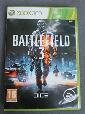 Battlefield 3 till Xbox 360 - Battlefield 3 till Xbox 360 är ett actionfyllt förstapersonsskjutspel från EA och DICE. Omslaget är svart med en soldat i centrum, omgiven av stridsvagnar och explosioner. Spelet har PEGI 16-märkning och erbjuder både singleplayer och multiplayer.
