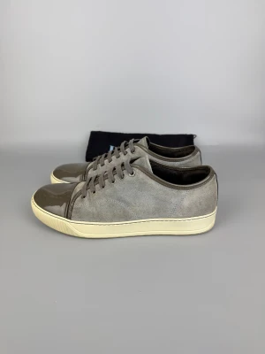 Lanvin Dbb1 Patent Cap Toe Sneaker Blue | 43 - Gently använda Lanvin-sneakers i ljusblått, bra skick. Dustbag ingår.