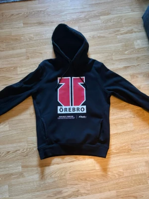 Örebro Hoodie  - Tjena, säljer denna Örebro hockey hoodien, använd fåtalet gånger men inga tecken på användning. Nypris ~599, mitt pris 279. Pris kan diskuteras. Hör av er vid frågor eller funderingar! Har även en matchtröja på bild 4, nypris 799, mitt pris 399! 