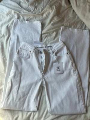 Vita raka jeans  - Säljer ett par vita jeans med rak passform och medelhög midja, helt nya! Storlek 24/32😊