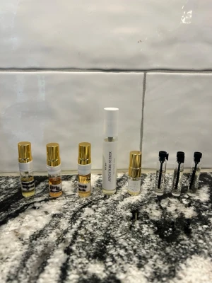 Mixade parfymprover i småflaskor - Säljer ett set med åtta olika parfymprover i små glasflaskor. Perfekt för dig som vill prova på dessa dofter. Essnce: Irresistable Enigma, Feminina Vivit, Tarte a Citron, Sweet Cara, Dirty Dancing, Keep it Fruity, Cotton Clouds. H&M: Adventure Seeker. De flesta 2 ml prover där jag testat något/några sprut. 