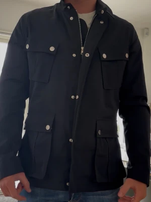 Marinblå fieldjacket  - Snygg fieldjacket som är i sjukt bra skick och är riktigt bra nu för hösten