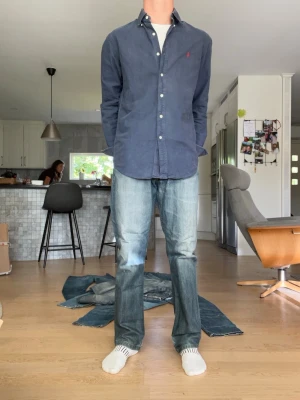 Blå levi’s jeans 506or - Tjenare!! Såljer nu mina levis 506or till en fin peng. Dem är i prima skick och sitter riktigt bra, varför dem sitter dåligt på rumpan på mig är för att jag är alldeles för kort för dem så jag drar upp dem. Men hör av dig vid minsta fråga🫵👍 o W34 ä o ta i.