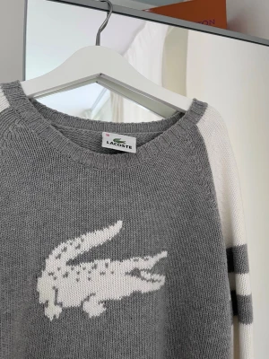 Lacoste tröja  - Jättefin lacoste tröja,liten i storleken.