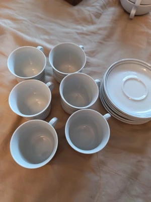 Kaffekoppar med fat 6 st – Wawel Made in Poland – Retro / Minimalistisk stil - Säljer ett stilrent och klassiskt kaffeset bestående av **6 kaffekoppar med tillhörande fat** från polska **Wawel** (stämplade på undersidan). * Märke: Wawel (Made in Poland) * Antal: 6 koppar + 6 fat * Skick: väldigt fint skick utan nagg eller sprickor (se bilder för egen bedömning). * Kolla gärna in mina andra annonser för fler fina fynd. * Packas noggrant med bubbelplast vid frakt. Vid övriga frågor skicka gärna meddelande.