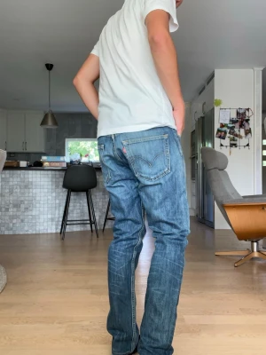 Blå Levi’s 501or - Tjenare!! Säljer nu ett par extremt snygga jeans från Levis, modell 501 o dem sitter extremt bra på. Måtten är 39 midja o 99 längd. Hör av dig vid minsta fråga👍