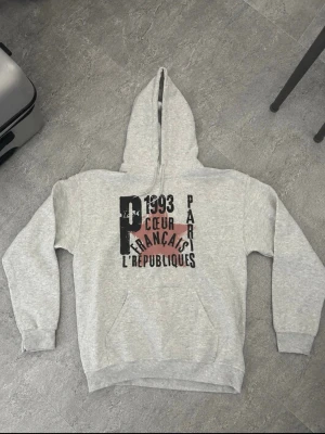 Zandrostudio hoodie  - Hej,  Helt ny, endast testad då den var för stor. Passar mellan 180–187 skulle jag säga. Längd uppifrån ner: 62 cm Midjan sida till sida: 50 cm Axelmått: 59 cm