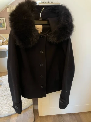Mörkblå kappa - Stilren mörkblå kappa från Gina tricot. Lite nopprig längst ner men annars i väldigt fint skick. Perfekt för dig som vill ha en klassisk men trendig look. Stl 170