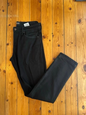 Svarta jeans från Jack and Jones    - Snygga svarta jeans ifrån Jack and Jones i modellen tapered Mike 