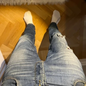 Replay Grover - Säljer ett par goa replay grover! I storlek 29/30. Dem är i bra skick och det är stretch material! Kom gärna med frågor! Pris går diskutera                  OBS: jeansen är för små på mig! Slitningar igenom på knänen. Ganska tighta!