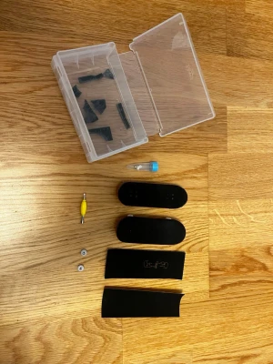 Fingerboard sett - Vad du får En hel Fingerboard med truckar och hjul sedan grip tape på En hel bräda med truckar och griptape Två griptapes ena 0,5 mm andra 1mm 2 extra hjul 2 extra bushings och 2 extra muttrar sedan en Fingerboard tool Och till sist en låda med griptape under så den inte glider den kan hålla allat i den / brädorna är 34 mm