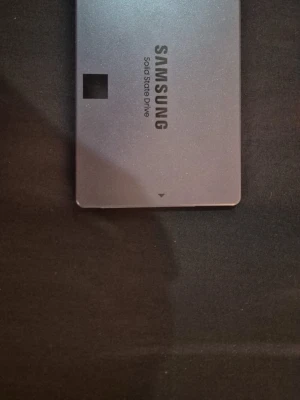 Samsung 870 QVO SSD 4TB - Samsung 870 QVO SSD med 4TB lagring. Rektangulär och tunn hårddisk i grå metall med tydlig märkning och etikett på baksidan. Perfekt för dig som vill ha snabb och stor lagringskapacitet till datorn.
