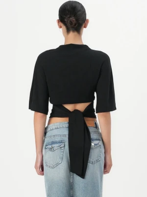 Svart topp med knytning i ryggen - Trendig svart topp med halvlånga ärmar och snygg knytning i ryggen. Modellen är croppad och har en tight passform som framhäver midjan. Perfekt till jeans eller kjol för en cool och modern look.