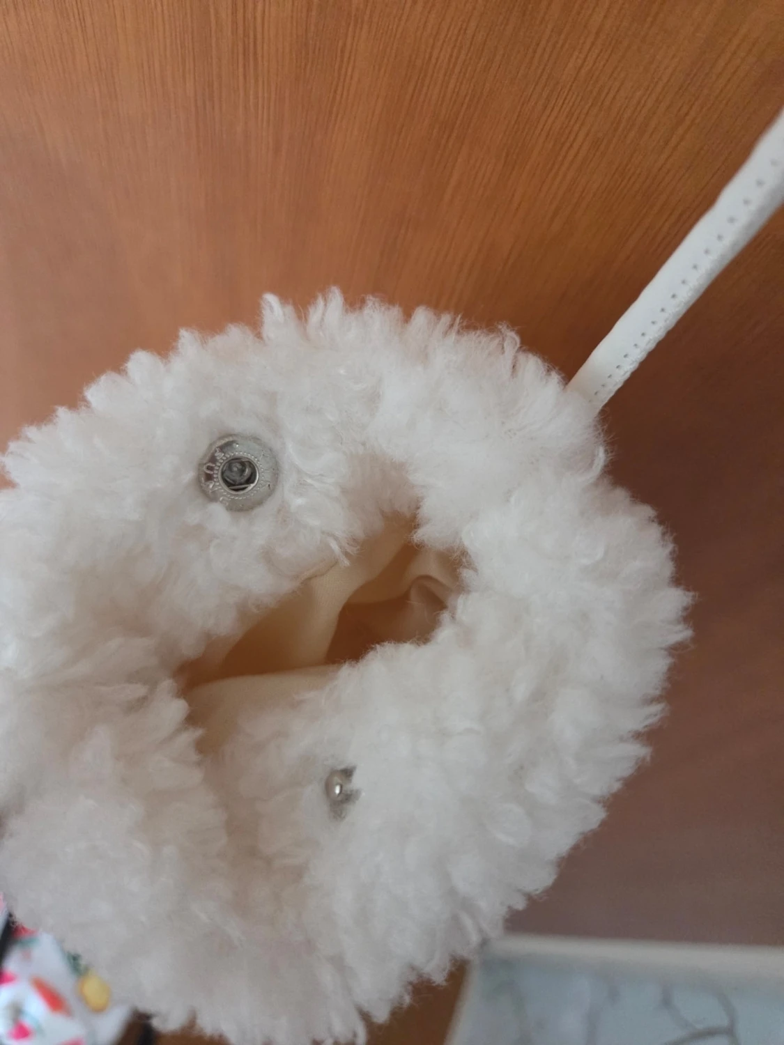 Vit fluffig mobilväska  - 1