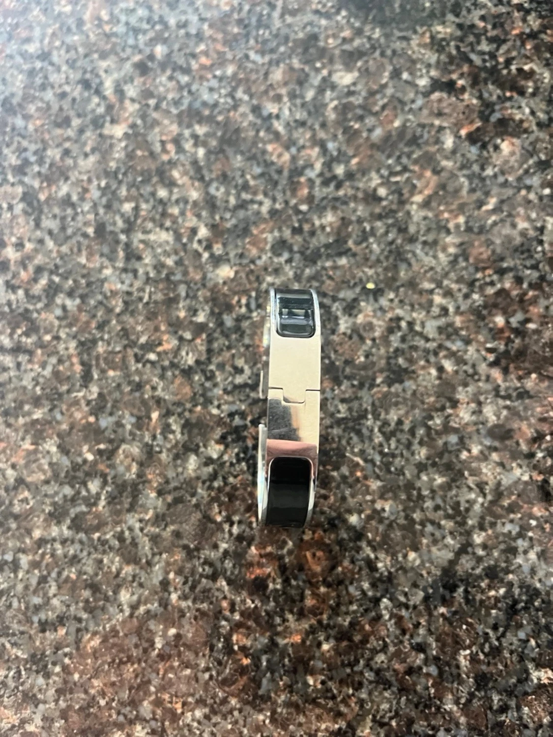 Silverfärgat armband med svart emalj - 2