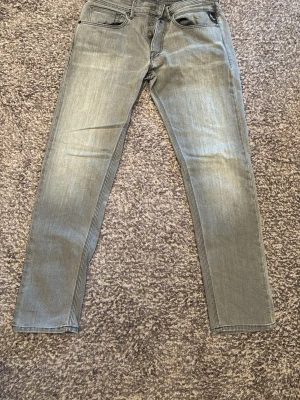 Gråa jeans Replay  - Snygga grå jeans från replay. Strl 31 i midja och 30 i längd. Jeansen har denim med en mjuk känsla och passformen är smal men inte supertight.