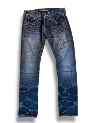 Japanska patchwork jeans  - Asfeta made in Japan gråa patchwork jeans. Snygga honeycombs på benen och andra fades. Skriv i DM om intresserad. Kan även skicka fler bilder!