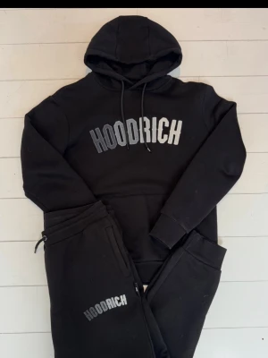 Hoodrich Tracksuit - Kom med bud!