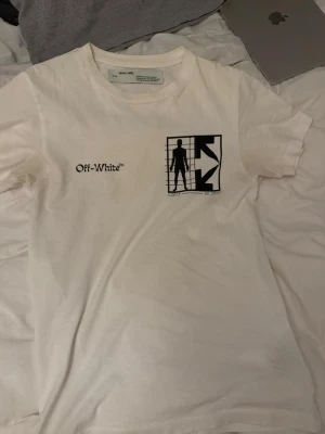 Off white tshirt  - Säljer en helt äkta off white tshirt i bra skick, storlek M ny pris runt 4 tusen mitt pris 500 kr då de är tecken på användning samt vill bli av me den då jag ska flytta 