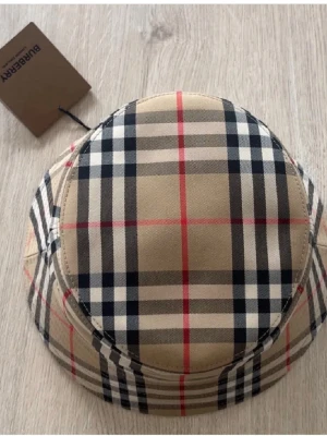 Burberry beige bucket hat - Är ute efter en gucci keps helst beige och storlek M kan mötas upp i stockholm. Burberry hatt i storlek L men passar M. Jätte sällan använd nästan helt ny.