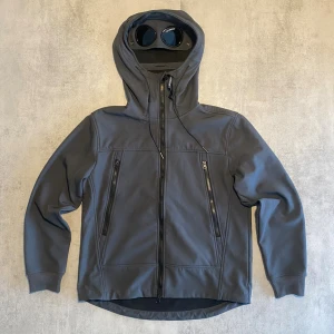 Cp company jacka  - Jag Säljer en fet jacka  från Cp company | skicket på jackan är bra 10/10 | storlek M| pris är 1299 | skriv vid frågor och funderingar  