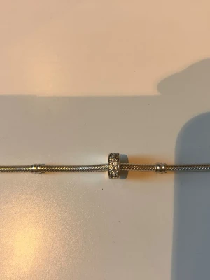 Clip berlock äkta från Pandora  - En snygg clipp berlock som passar på ett Pandora armband, berlocken är silvrig med små och stora stenar/diamanter, jätte fin detalj på ett Pandora armand.   !OBS! ARMBANDET KAN MAN KÖPA SEPARAT (HÄNGER INTE MED)
