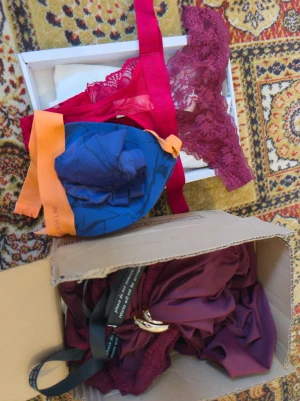Kläd paket, underkläder och klänningar - Säljer två par snygga röda trosor i spets med bred kant och transparenta detaljer. Modellerna är string och har en feminin design med blommigt spetsmönster. Samt ett bå oranget sätt. Vinröd klänning med gulddetaljer, vit klänning med broderier. Allt är i storlek 36/S.