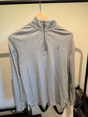 Grå halvzip tröja från Polo Ralph Lauren - Fin polo Ralph Lauren tröja i färgen grå säljs därför den är ur växt näst in till ny hör av dig vid fundering 💭 