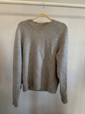 Stickad tröja Uniqlo - Stickad tröja från Uniqlo. Bra skick, storlek S