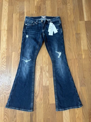 Gina bootcut jeans - helt nya med prislapp kvar, säljer billigare