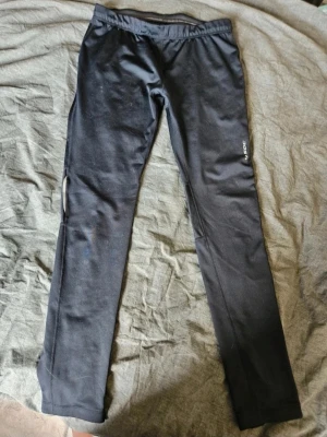 Svarta leggings från SOC - Säljer mina träningskläder – för att jag har gett upp och ska bli tjockare (och du kan bli snygg!)  Hallå där, träningsentusiaster och framtida soffpotatisar!  Har du också drömt om att kunna äta precis vad du vill utan att tänka på konsekvenserna? Drömmer du om att kunna klämma i dig en hel familjepizza till middag och sedan rulla in i sängen utan ångest? Ja, jag med! Därför har jag fattat ett livsavgörande beslut: jag ska satsa på att bli tjockare. Och det, mina vänner, innebär att mina älskad