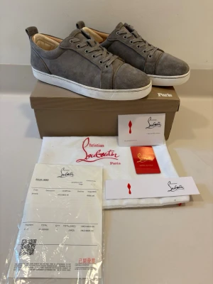 Gråa Christian Louboutin skor 43 - Gråa Christian Louboutin mocka skor ||  Storlek 43 || De är i mycket bra skick och har använts väldigt sparsamt ”extra skydd insatt vid hälen” || box med tillbehör ingår || Skriv vid minsta fråga eller fundering🤝